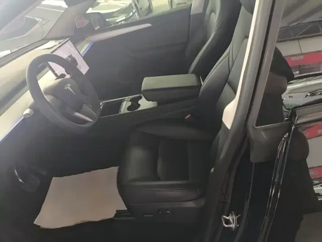 Tesla Model Y — Фото автомобиля 14