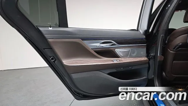 BMW 7-Series — Фото автомобиля 20