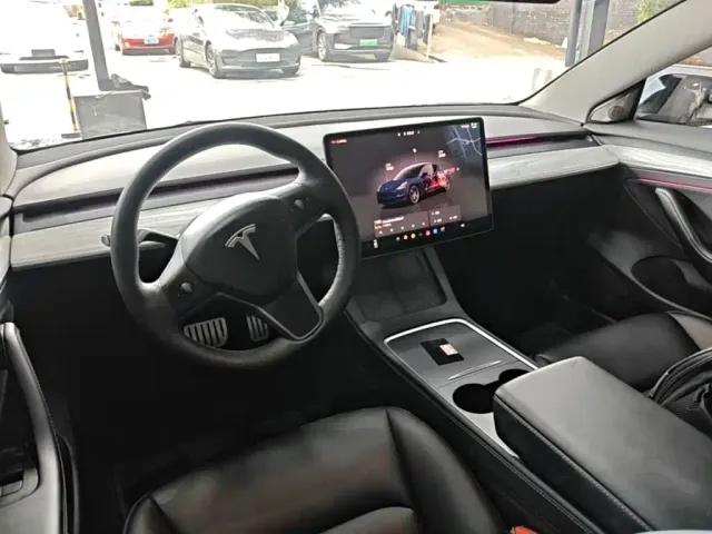 Tesla Model 3 — Фото автомобиля 9