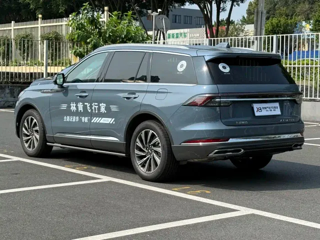 Lincoln Aviator — Фото автомобиля 5