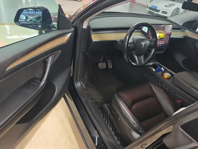Tesla Model Y — Фото автомобиля 15