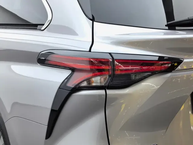 Toyota Sienna — Фото автомобиля 10