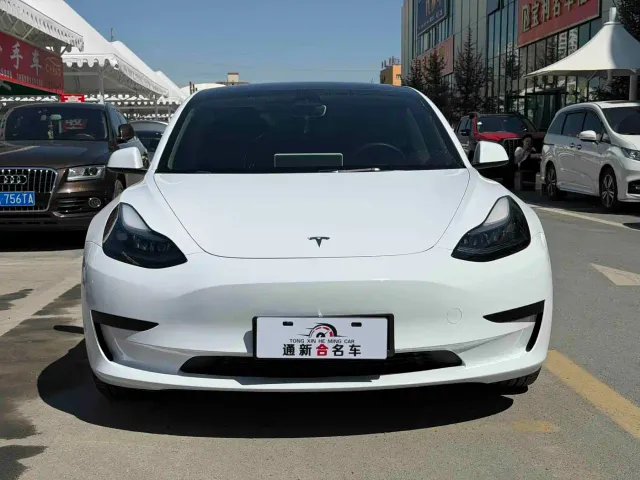 Tesla Model 3 — Фото автомобиля 2