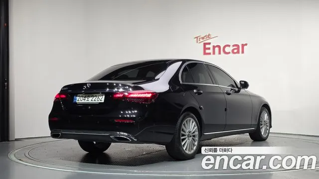 Mercedes-Benz E-Class — Фото автомобиля 2