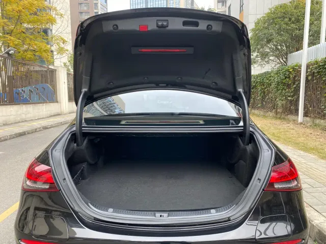 Mercedes-Benz E-Class — Фото автомобиля 20