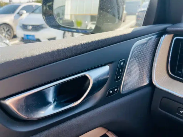 Volvo XC60 — Фото автомобиля 12