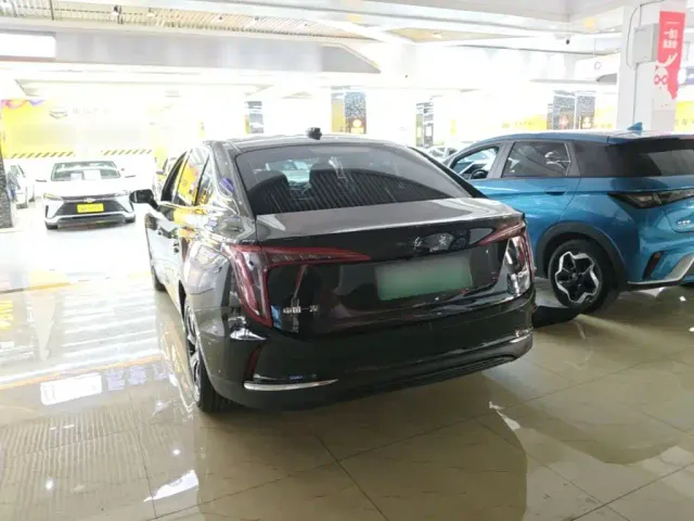 Hongqi E-QM5 — Фото автомобиля 4
