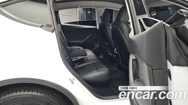 Tesla Model Y — Фото автомобиля 12