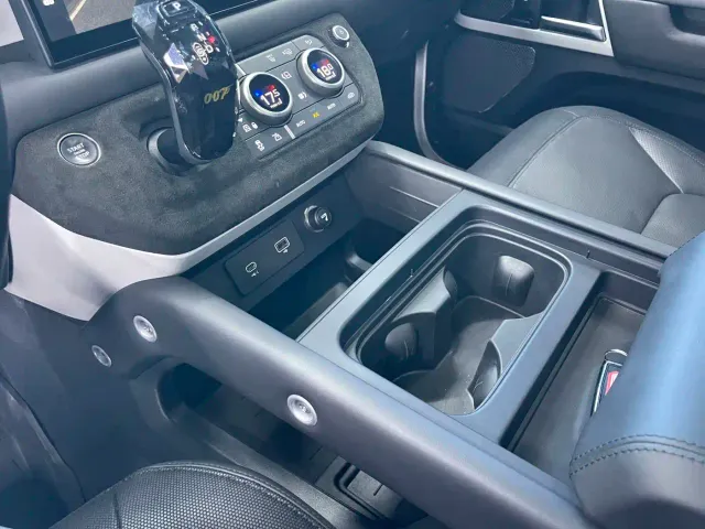 Land Rover Defender — Фото автомобиля 10