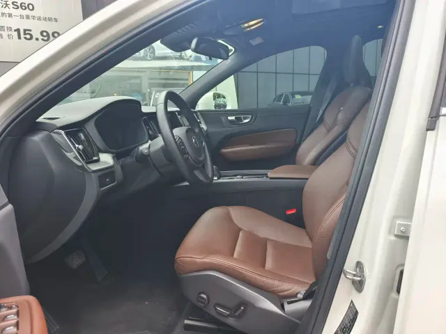 Volvo XC60 — Фото автомобиля 5