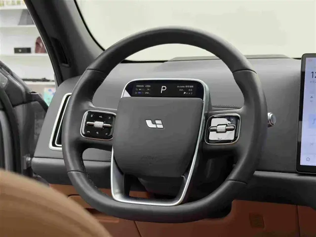 Li Auto L7 — Фото автомобиля 13
