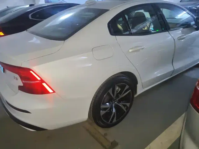 Volvo S60 — Фото автомобиля 3