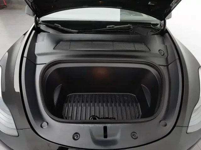 Tesla Model Y — Фото автомобиля 6
