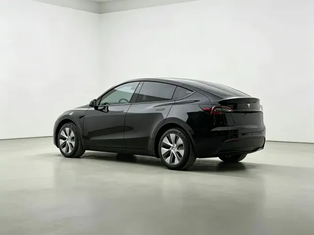 Tesla Model Y — Фото автомобиля 8