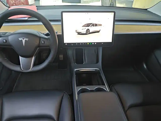 Tesla Model 3 — Фото автомобиля 12