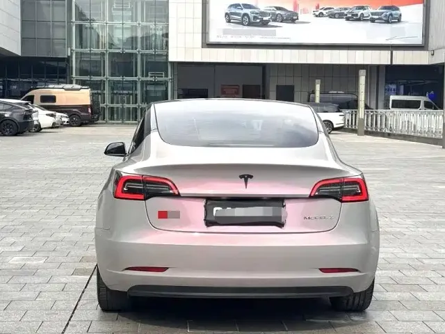 Tesla Model 3 — Фото автомобиля 8