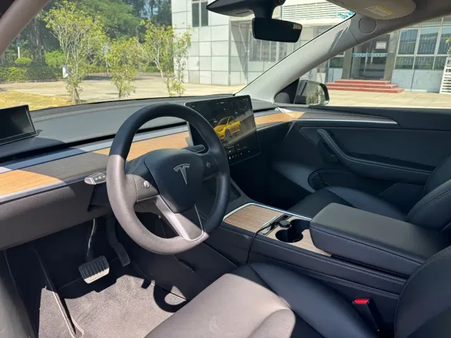 Tesla Model Y — Фото автомобиля 4