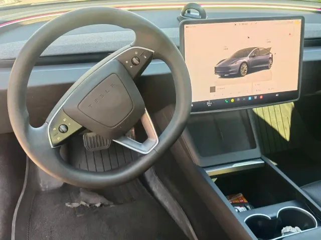 Tesla Model 3 — Фото автомобиля 5