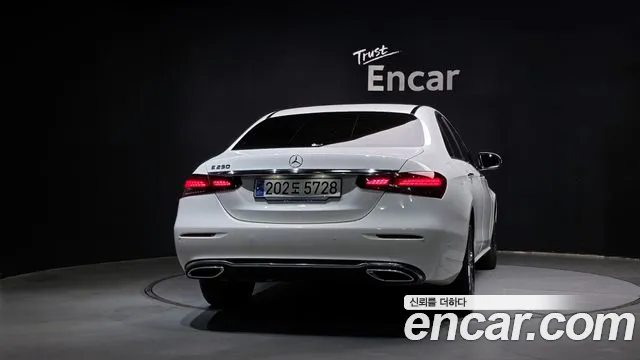 Mercedes-Benz E-Class — Фото автомобиля 4