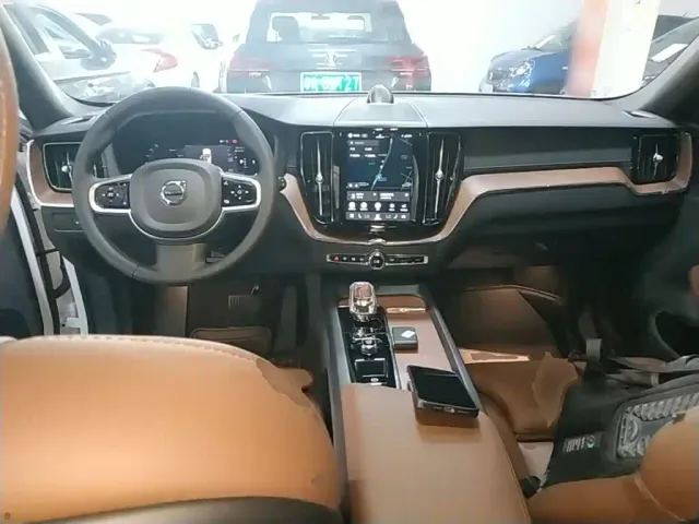 Volvo XC60 — Фото автомобиля 9