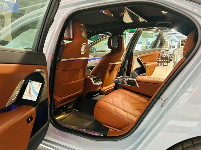 BMW 7 Series — Фото автомобиля 12
