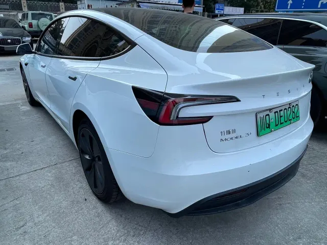 Tesla Model 3 — Фото автомобиля 9