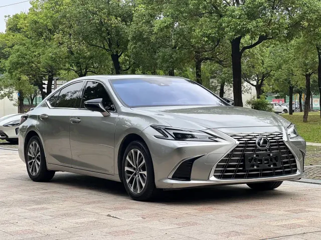 Lexus ES — Фото автомобиля 5
