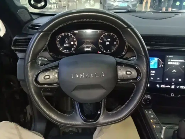 Lynk & Co 01 — Фото автомобиля 10