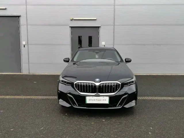 BMW i5 — Фото автомобиля 2