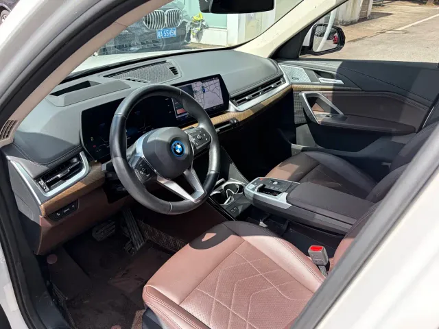 BMW iX1 — Фото автомобиля 9