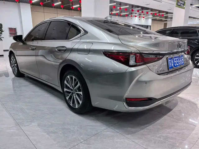 Lexus ES — Фото автомобиля 4
