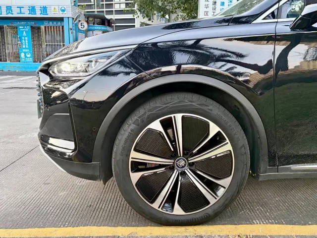 BYD Tang — Фото автомобиля 27