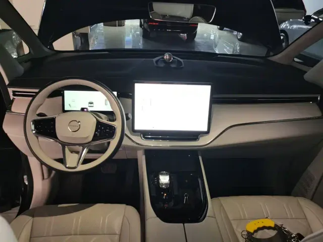 Volvo EM90 — Фото автомобиля 5