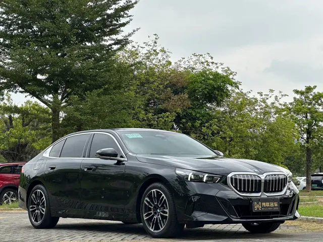 BMW 5 Series — Фото автомобиля 3