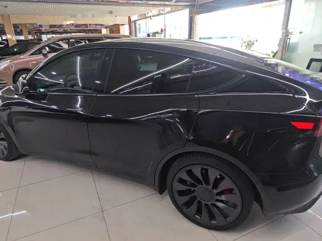 Tesla Model Y — Фото автомобиля 4