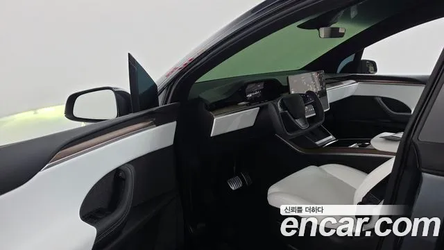 Tesla Model X — Фото автомобиля 10