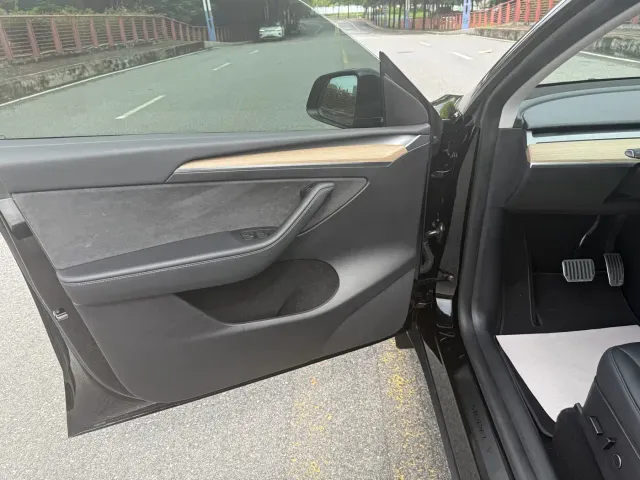 Tesla Model Y — Фото автомобиля 4