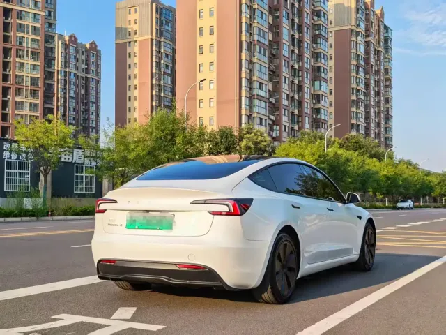 Tesla Model 3 — Фото автомобиля 22