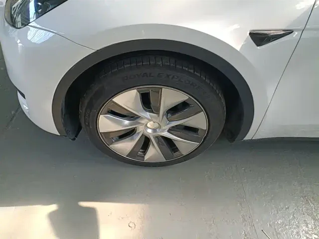 Tesla Model Y — Фото автомобиля 22