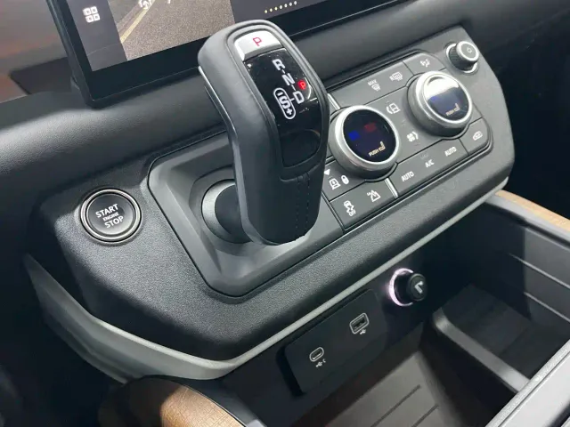 Land Rover Defender — Фото автомобиля 14