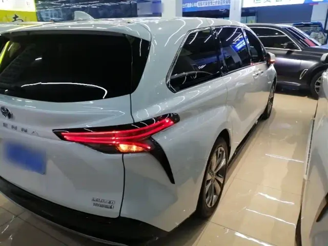 Toyota Sienna — Фото автомобиля 6