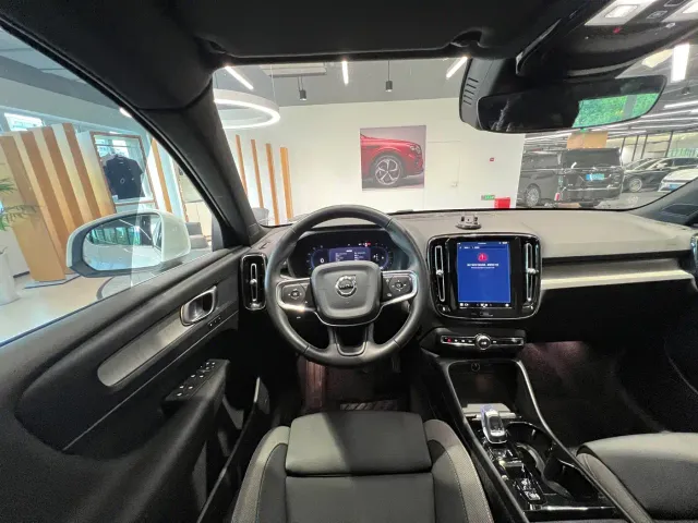 Volvo XC40 — Фото автомобиля 12