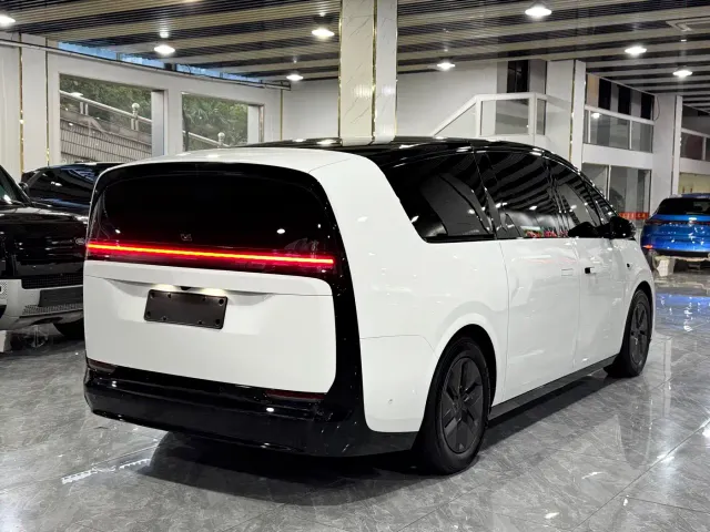 Li Auto MEGA — Фото автомобиля 12