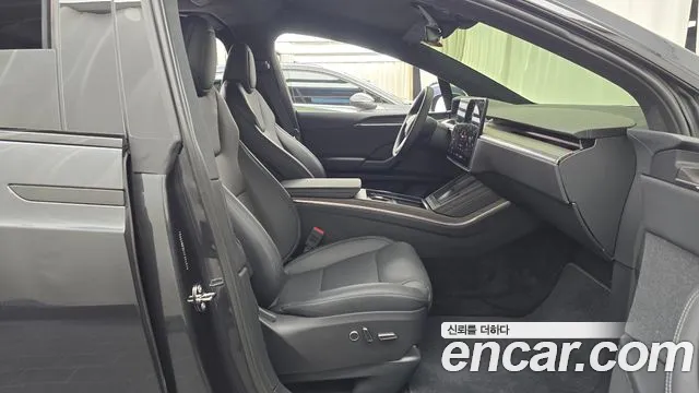 Tesla Model X — Фото автомобиля 16