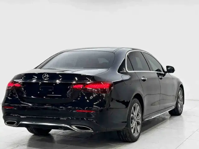 Mercedes-Benz E-Class — Фото автомобиля 3