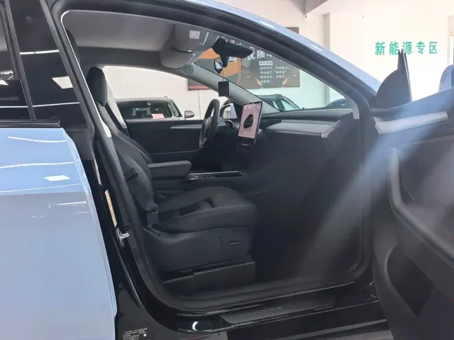 Tesla Model Y — Фото автомобиля 19