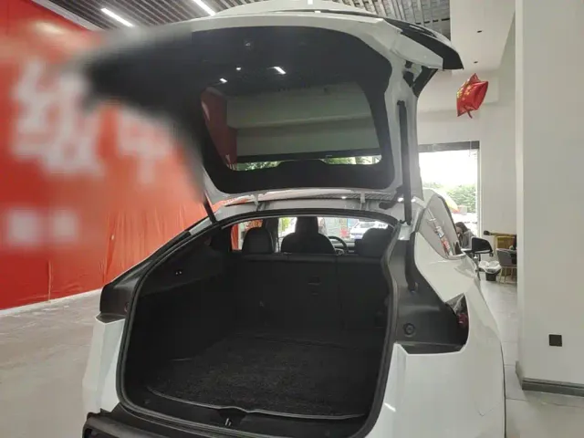 Tesla Model Y — Фото автомобиля 18