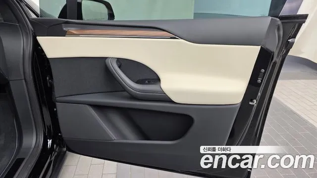 Tesla Model X — Фото автомобиля 14