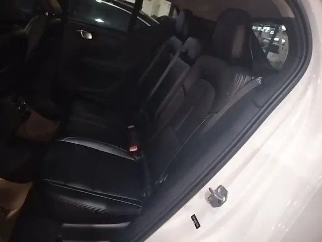 Volvo XC40 — Фото автомобиля 12