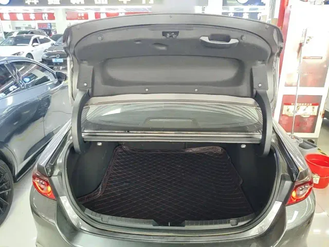 Mazda Axela — Фото автомобиля 18
